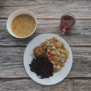 Zdjęcie przedstawia Dietę łatwostrawną: Solferino Kasza jęczmienna/sypko Zrazik wieprzowy pieczony mielony Sos jarzynowy Buraczki gotowane Kompot owocowy z jabłkami